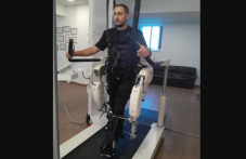 Млад мъж има нужда от помощ, за да проходи отново след тежка катастрофа