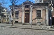 Поредната красива къща в центъра на Пловдив се разпада - опасна е за минувачите