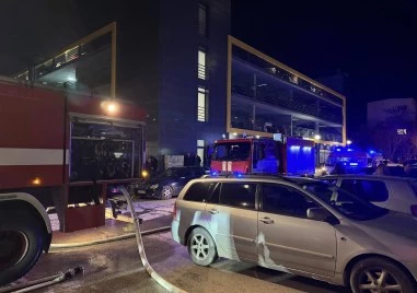 Пожар горя в апартамент в Смирненски, двама души са в болница