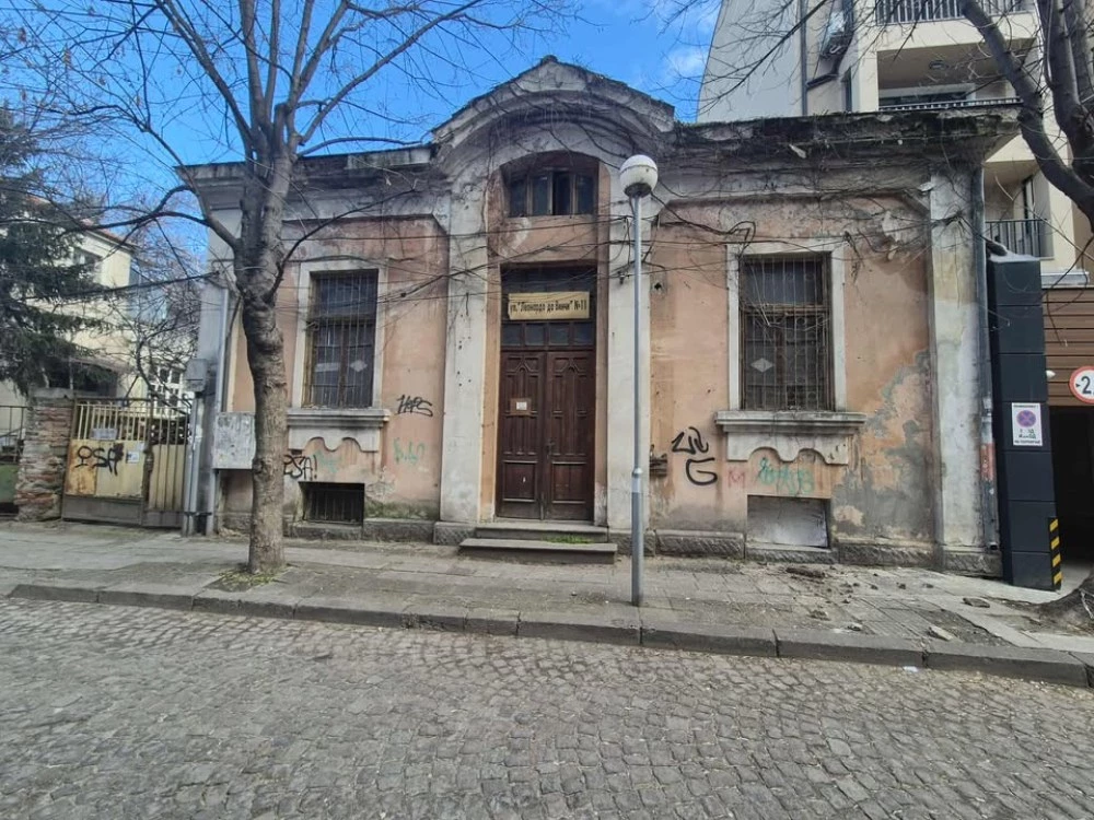 Поредната красива къща в центъра на Пловдив се разпада - опасна е за минувачите