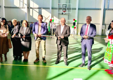 Откриха нов физкултурен салон и STEM кабинети в Съединение