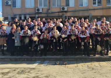 Пъстри сурвакари изпълниха обичая Куди в Съединение