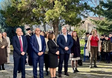 В Труд министърът на образованието откри нов СТЕМ център