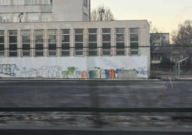 Започна ремонтът на изоставения училищен двор след близо 2 години разочарования