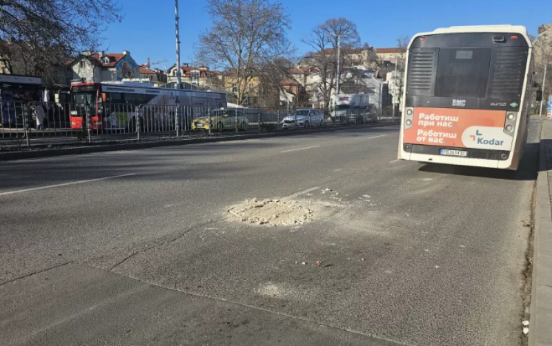 Огромна дупка на натоварен булевард в Пловдив