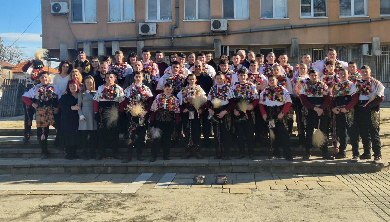 Пъстри сурвакари изпълниха обичая Куди в Съединение