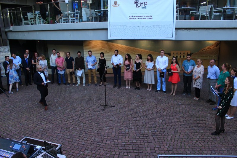 Търсят най-изявените млади личности в България