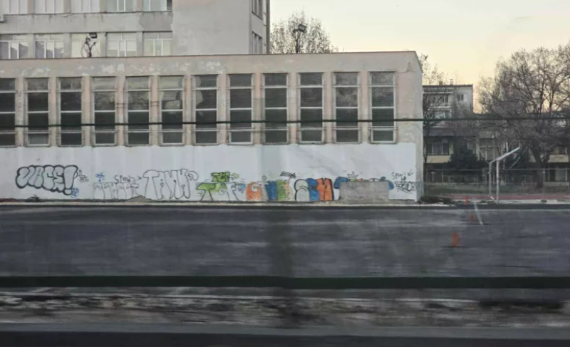 Започна ремонтът на изоставения училищен двор след близо 2 години разочарования