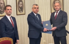 АПС взе и върна веднага мандата на президента