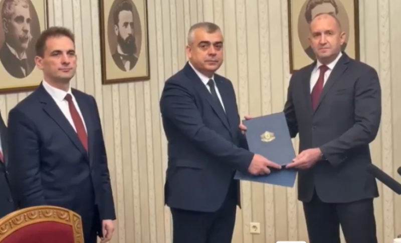 АПС взе и върна веднага мандата на президента