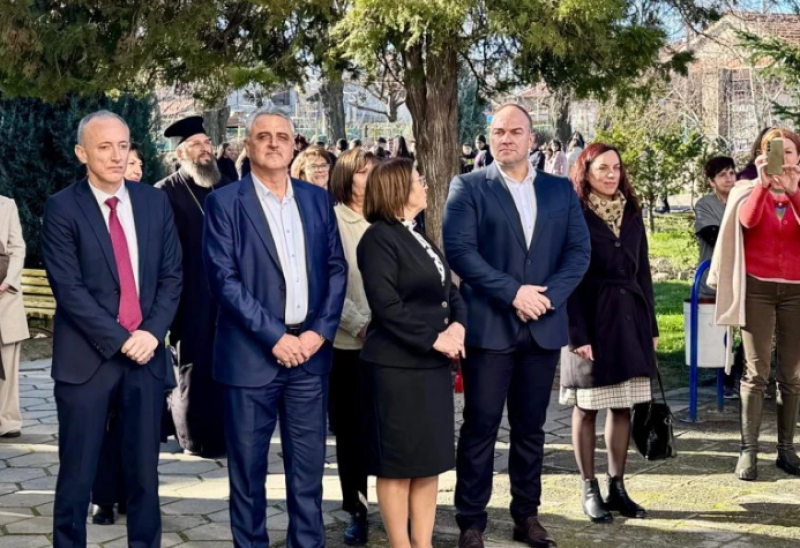 В Труд министърът на образованието откри нов СТЕМ център