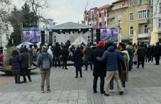 Пловдив си ти: деца месят хляб в Дондуковата градина, големите слушат Стефан Вълдобрев на площада