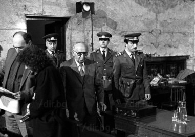 На този ден: Издадена е заповед за арестуването на Тодор Живков