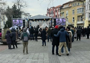 Пловдив си ти: деца месят хляб в Дондуковата градина, големите слушат Стефан Вълдобрев на площада
