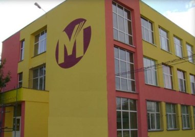 Ученици създават роботи: Изграждат високотехнологичен STEM център в Математическата гимназия