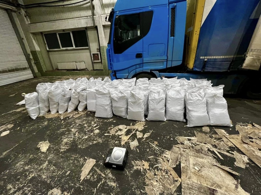 Рекорд на ГКПП „Лесово“: Пловдивски ТИР превозвал 700 кг марихуана