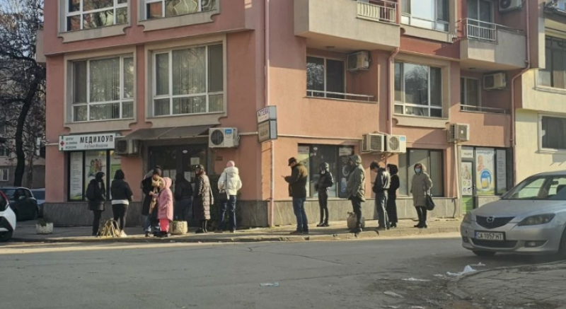 Отсъстващи ученици и все по-дълги опашки пред лекарските кабинети в Пловдив