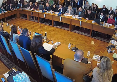 Демагогия: Докато призовават за масово гласуване, партиите ограничават вота