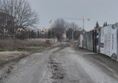 Санкционираха фирмата, превърнала улици в Остромила в кални дерета