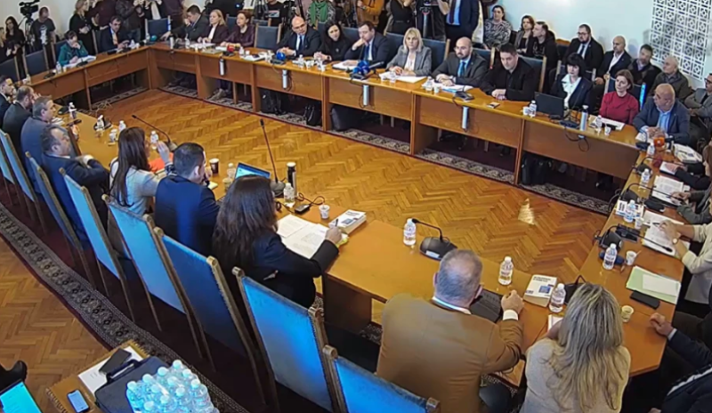 Демагогия: Докато призовават за масово гласуване, партиите ограничават вота