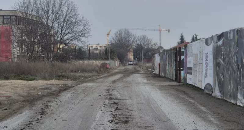 Санкционираха фирмата, превърнала улици в Остромила в кални дерета