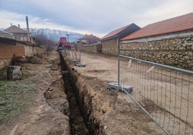 Ремонтират улица в карловското село Дъбене