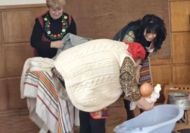 С обичая „Къпане на бебе“ празнуваха Деня на родилната помощ и Бабинден в Брезово