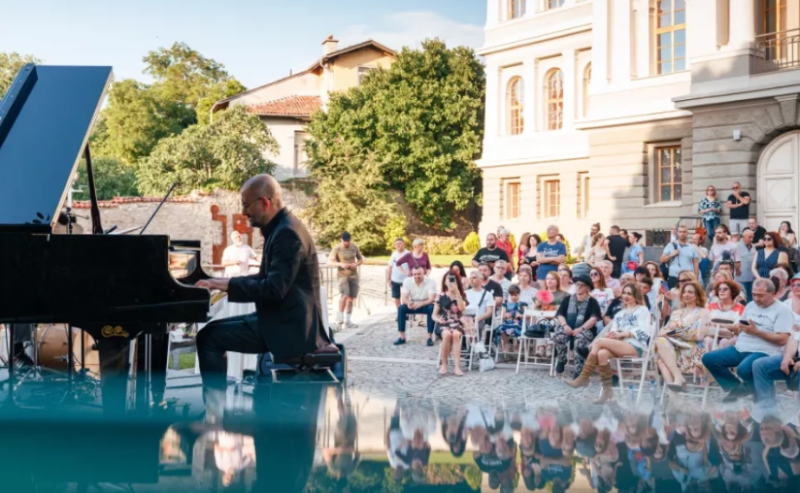 Открит театър и детска площадка ще има в двора на Градската галерия в Стария град