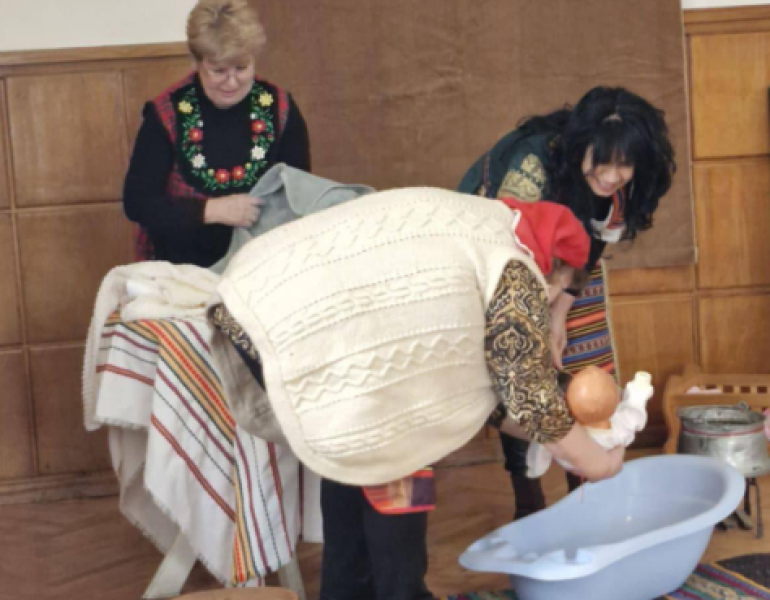 С обичая „Къпане на бебе“ празнуваха Деня на родилната помощ и Бабинден в Брезово