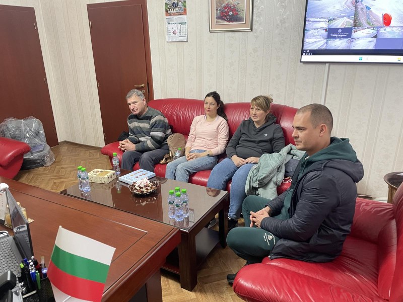 Зарадваха с подаръци бебетата на Съединение, родени през новата година