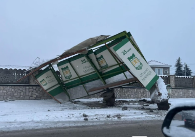Автобус се блъсна в спирка в Скутаре и избяга