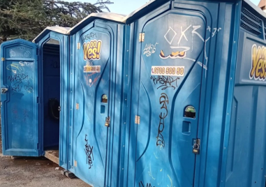 Заключени химически тоалетни и смрад в центъра на Пловдив