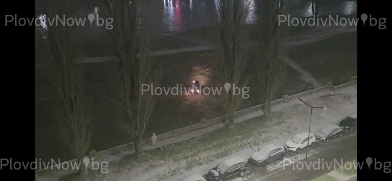 Кола заседна в коритото на Марица