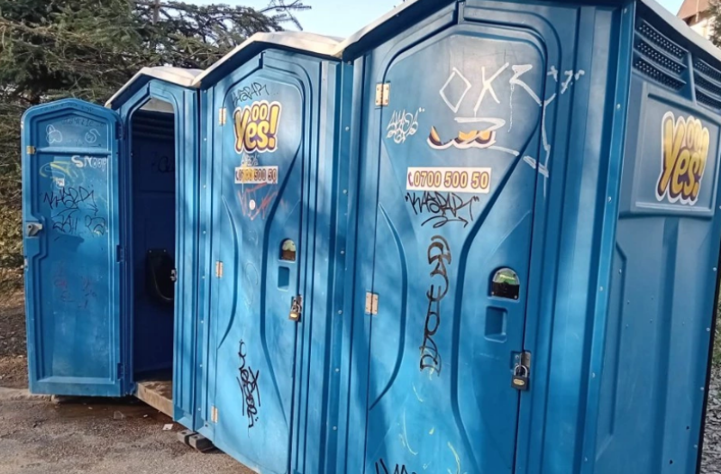 Заключени химически тоалетни и смрад в центъра на Пловдив