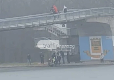 Момиче падна от моста във водата на Гребната