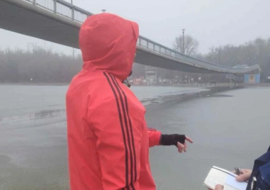 Спортуващи спасили момичето, паднало във водите на Гребната