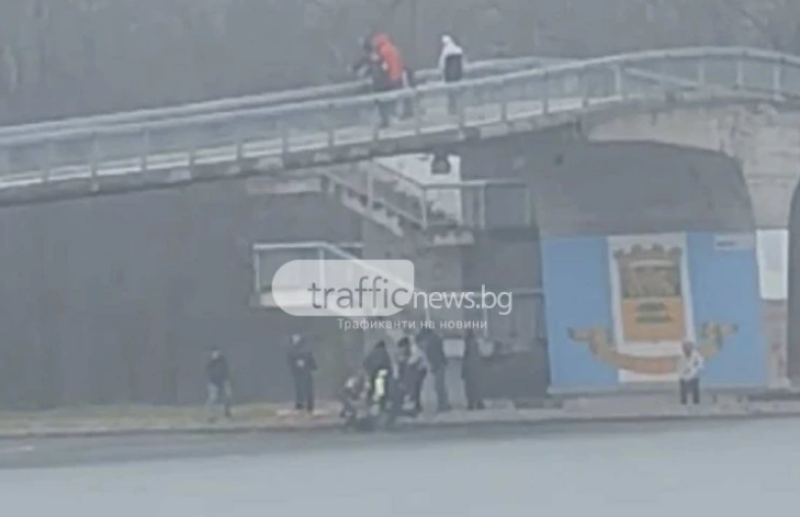 Момиче падна от моста във водата на Гребната