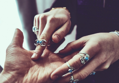 Линиите на дланта показват подходящ ли е партньорът ви