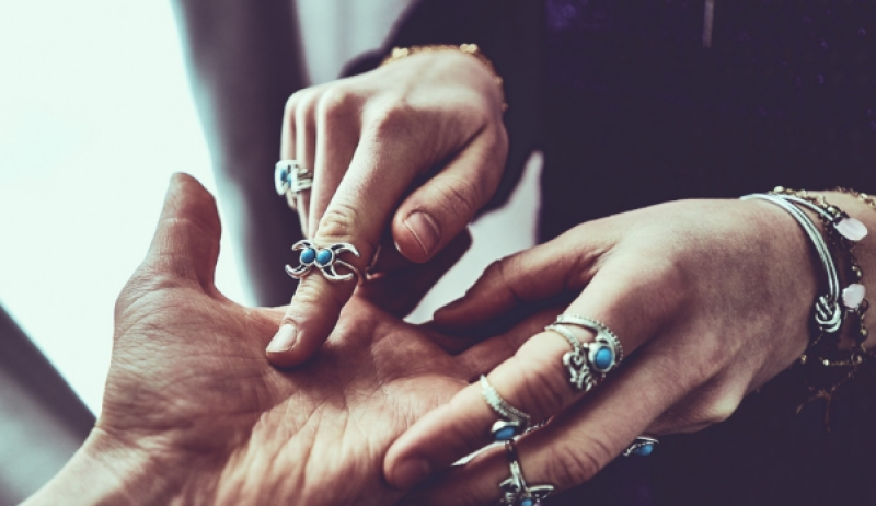 Линиите на дланта показват подходящ ли е партньорът ви