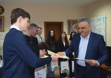 Димитър Иванов връчи грамоти на младежи от Ротари за благотворителна кампания