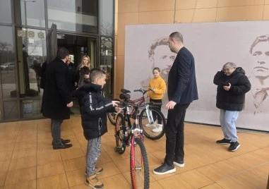 Кметът на „Тракия“ дари три велосипеда на деца в нужда