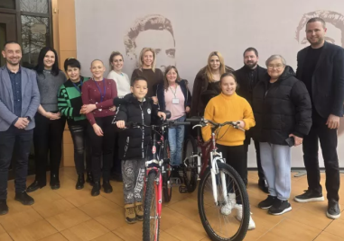 Кметът на „Тракия“ подари велосипеди на деца в нужда