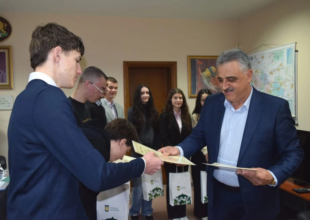 Димитър Иванов връчи грамоти на младежи от Ротари за благотворителна кампания