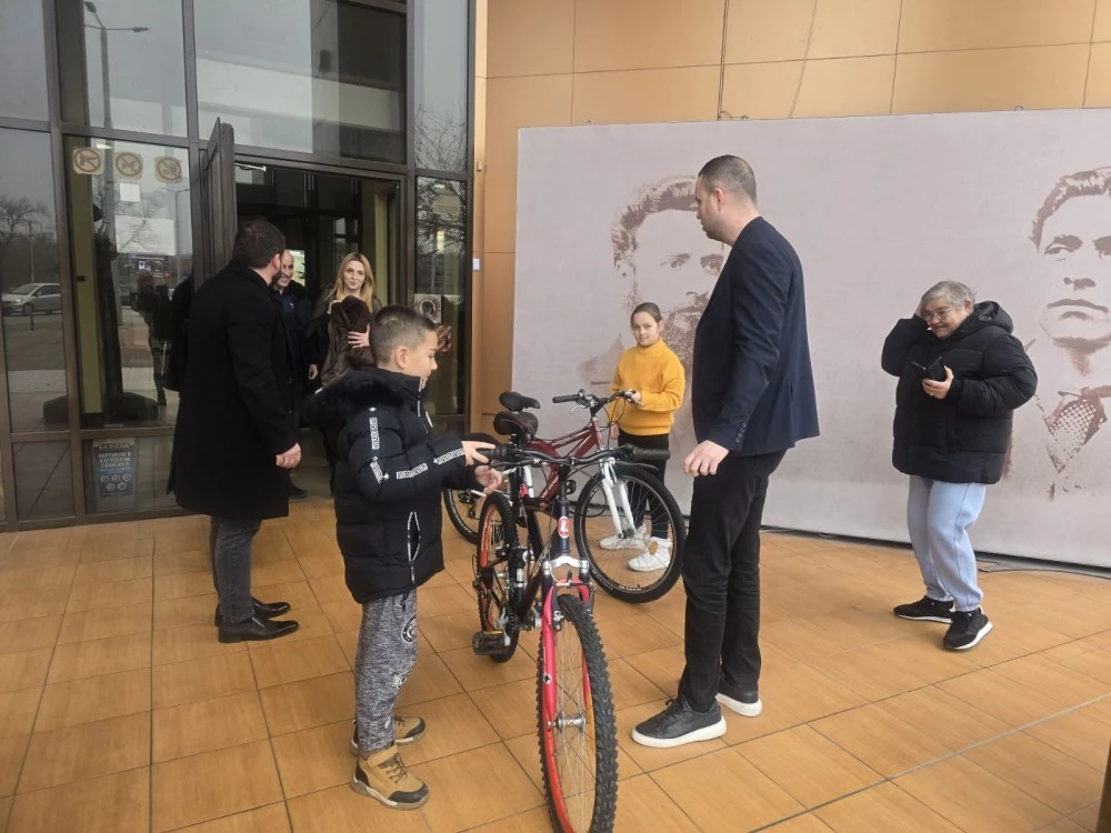 Кметът на „Тракия“ дари три велосипеда на деца в нужда