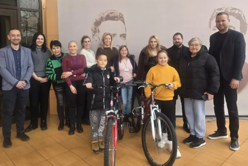 Кметът на „Тракия“ подари велосипеди на деца в нужда
