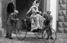 На този ден: Патентован е първият автомобил с бензинов двигател