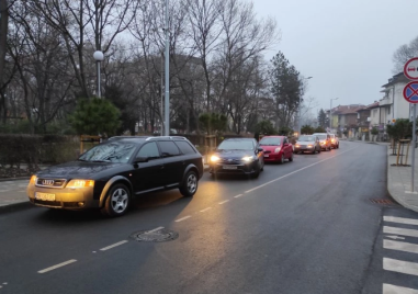 Родители ежедневно “блокират“ улица с колите си заради детска градина