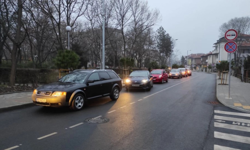 Родители ежедневно “блокират“ улица с колите си заради детска градина