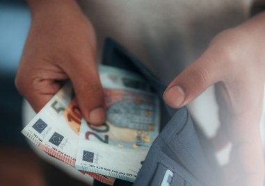 КЗП: От неделя спираме да плащаме в лева, само в евро