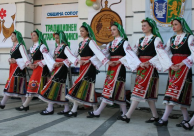 Певицата Джина Стоева и много изпълнители и състави на Старопланинския събор в Сопот